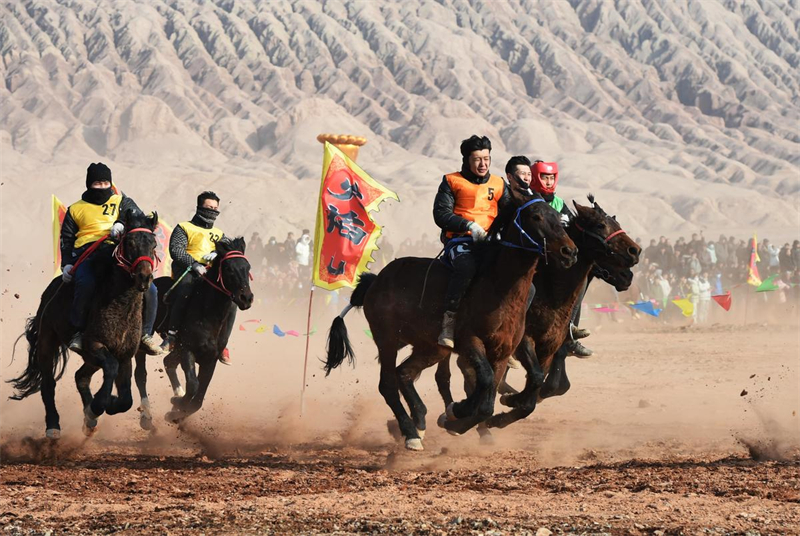 Des courses de chevaux endiablées ont lieu au Xinjiang