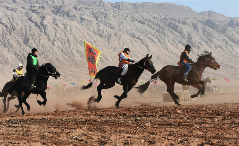 Des courses de chevaux endiablées ont lieu au Xinjiang