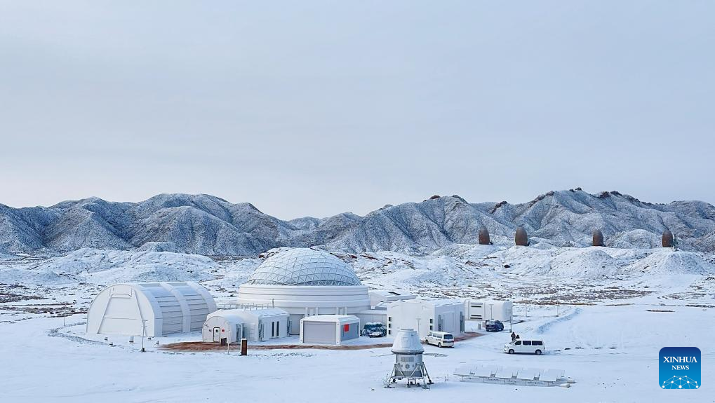 Photo prise le 14 décembre 2023 montrant une vue de la Base martienne n° 1 recouverte de neige, un habitat martien simulé, à Jinchang, dans la province du Gansu (nord-ouest de la Chine). (Li Ting / Xinhua)