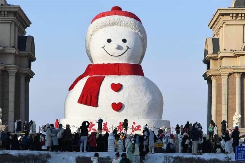 Des touristes découvrent le bonhomme de neige « célébrité Internet » de Harbin, capitale de la province du Heilongjiang (nord-est de la Chine), le 20 janvier 2024. (Sun Lijun / Pic.people.com.cn)