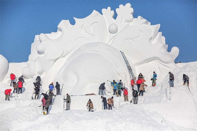 Des ouvriers fabriquent des sculptures de neige géantes dans la zone touristique de l’Île du Soleil, à Harbin, capitale de la province du Heilongjiang (nord-est de la Chine). (Wang Bo / Pic.people.com.cn)