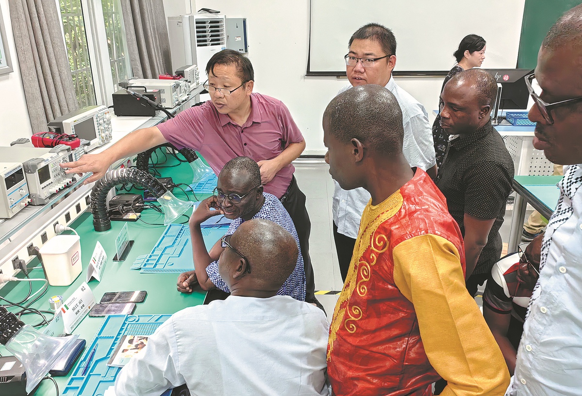 Des enseignants de Côte d'Ivoire participent à une session de formation en génie électrique à l'École polytechnique de Ningbo, dans la province du Zhejiang (est de la Chine), en septembre. (Photo / China Daily)