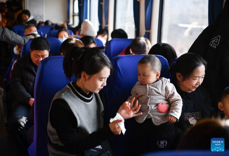 Des passagers vus à bord d'un train circulant sur la ligne ferroviaire Baoji-Chengdu, le 28 janvier 2024. (Zhang Bowen / Xinhua)