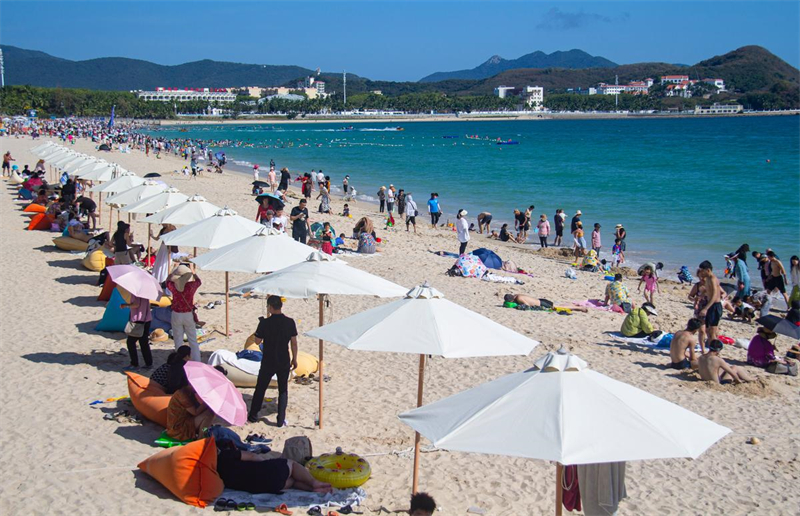 Hainan : les touristes fascinés par les plages de Sanya en hiver