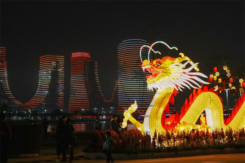 Une lanterne en forme de dragon exposée à Xiamen, dans la province du Fujian (sud-est de la Chine), le 31 janvier 2024. (Wu Chaolan / Le Quotidien du Peuple en ligne)
