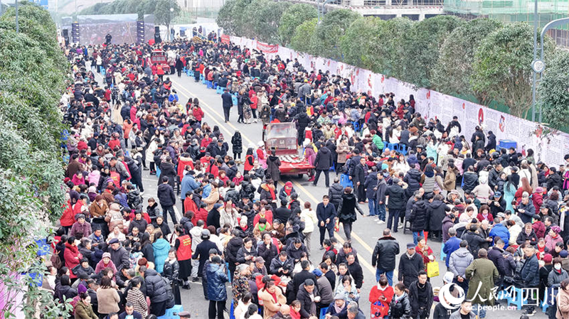 Sichuan : un long banquet de rue organisé dans le comté de Hejiang pour célébrer la fête du Printemps