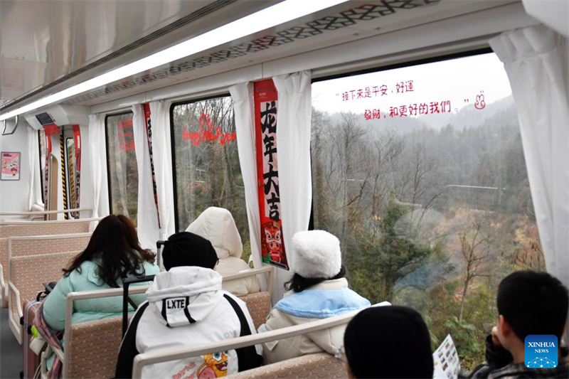 Hunan : la ligne express touristique maglev de Fenghuang séduit les visiteurs