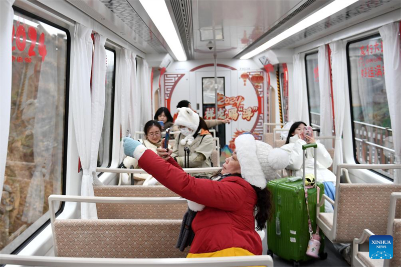 Hunan : la ligne express touristique maglev de Fenghuang séduit les visiteurs