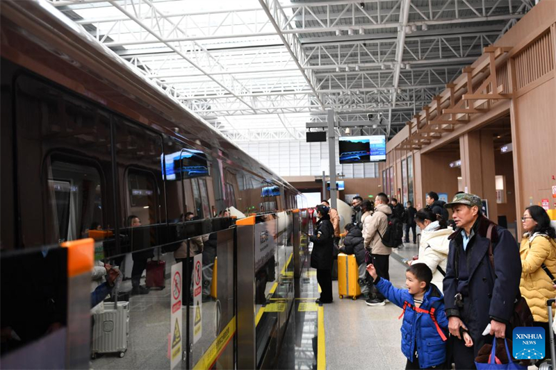 Hunan : la ligne express touristique maglev de Fenghuang séduit les visiteurs