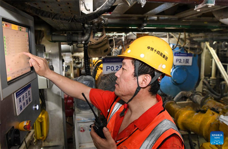 Chongqing : les membres du personnel ferroviaire restent à leur poste pour accélérer la construction du projet de tunnel du fleuve Yangtsé