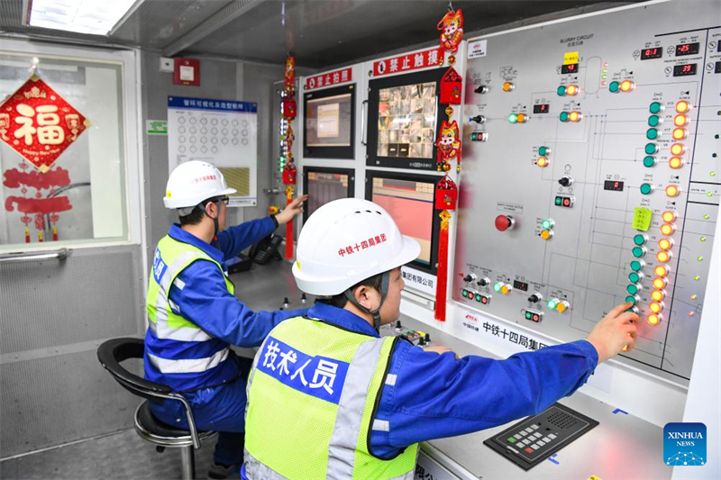 Chongqing : les membres du personnel ferroviaire restent à leur poste pour accélérer la construction du projet de tunnel du fleuve Yangtsé