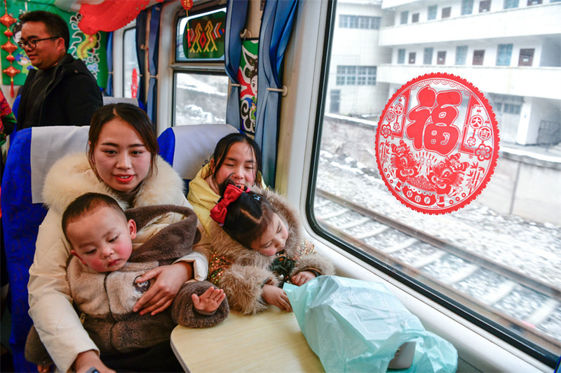 La Chine organise un gala du Nouvel An chinois rural à bord d'un train