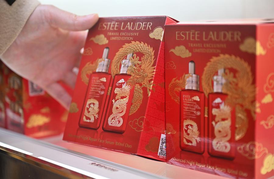 Des produits de soins de la peau sur le thème du dragon photographiés dans la boutique hors taxes Haikou Riyue Plaza à Haikou, capitale de la province de Hainan (sud de la Chine), le 27 janvier 2024. (Guo Cheng / Xinhua)