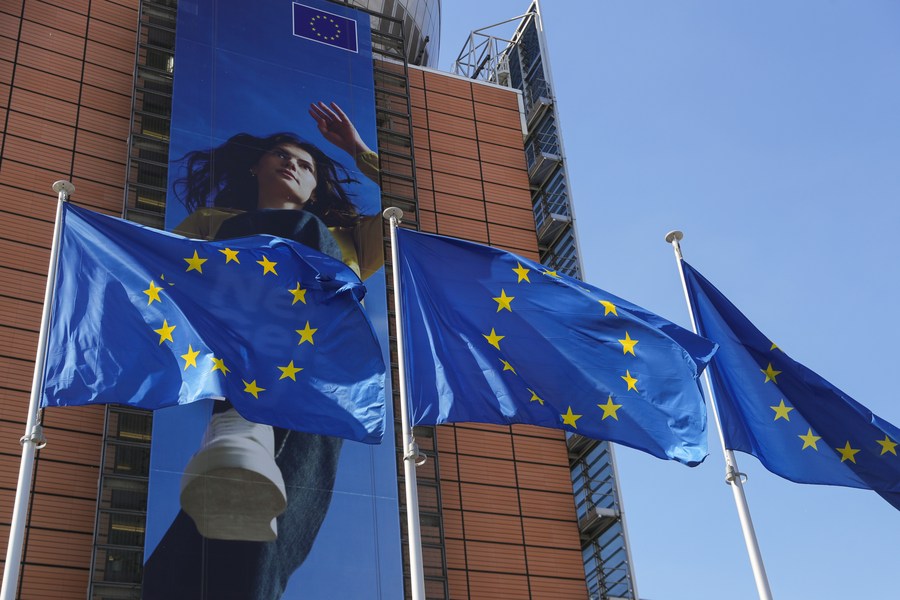 Des drapeaux de l'Union européenne (UE) flottant à l'extérieur du siège de la Commission européenne à Bruxelles, en Belgique, le 21 mai 2021. (Xinhua/Zheng Huansong)