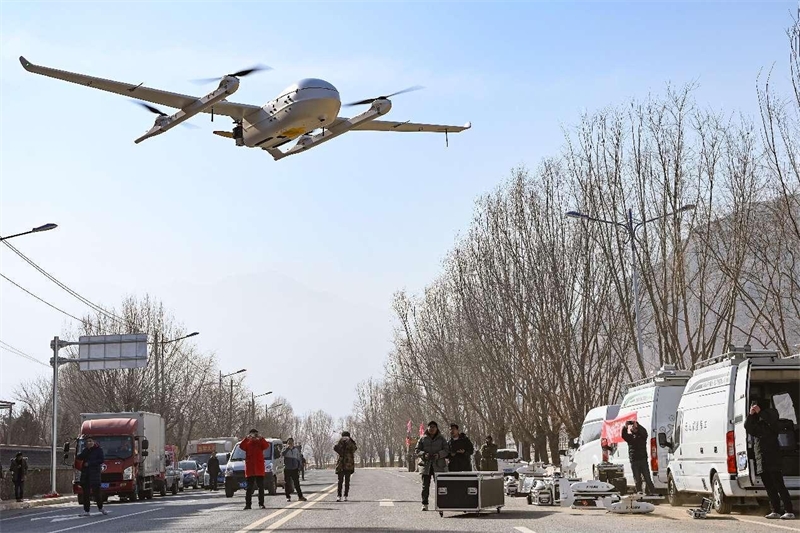 Un drone décolle de la commune de Dahejia du comté de Jishishan, dans la province du Gansu (nord-ouest de la Chine), pour cartographier d