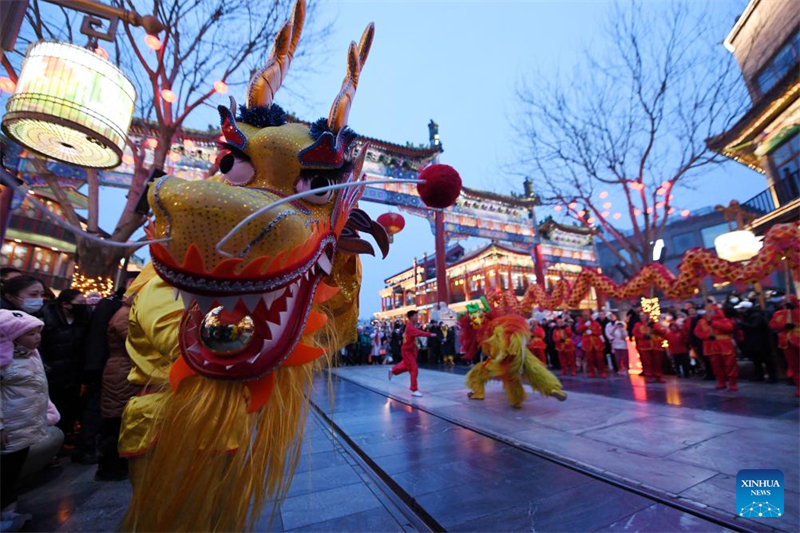 Des éléments festifs sur le thème du dragon vus sur l'Axe central de Beijing
