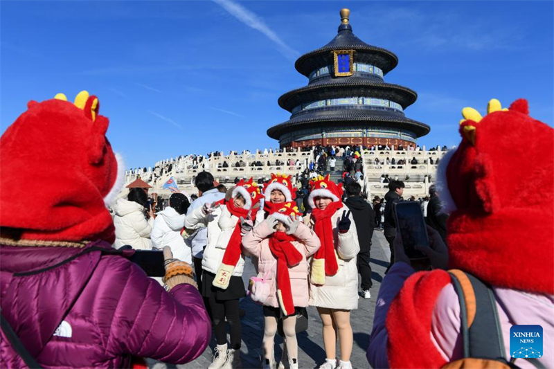 Des éléments festifs sur le thème du dragon vus sur l'Axe central de Beijing