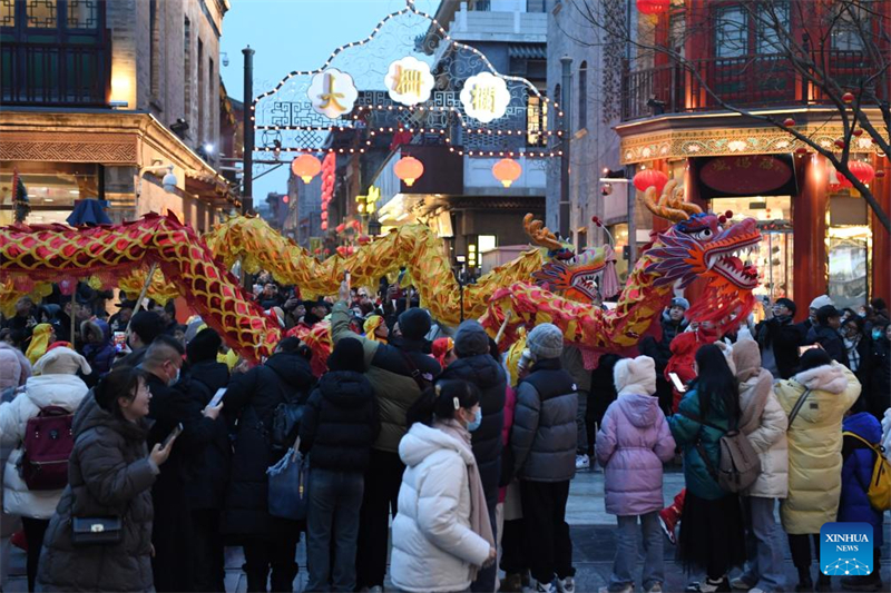 Des éléments festifs sur le thème du dragon vus sur l'Axe central de Beijing