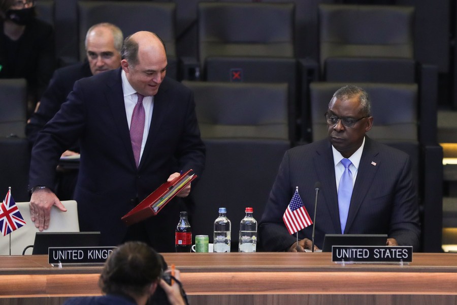 Le ministre américain de la Défense Lloyd Austin (à droite) et le secrétaire britannique à la Défense Ben Wallace assistent à une réunion des ministres de la Défense de l'OTAN au siège de l'organisation à Bruxelles, en Belgique, le 21 octobre 2021. (Xinhua/Zheng Huansong)