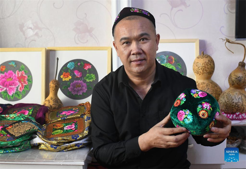Merveilleux Xinjiang : un brodeur ouïgour fait fortune grâce au patrimoine culturel