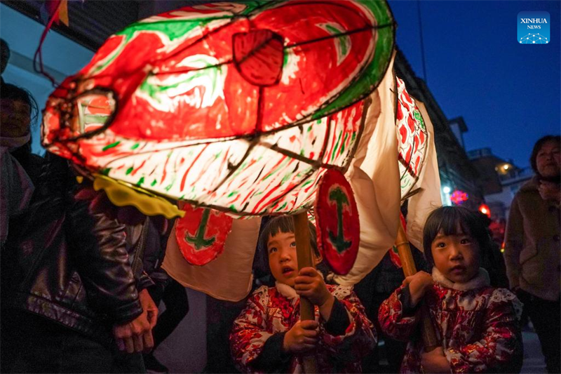 Anhui : histoire en photos d'un héritier du savoir-faire de la fabrication de lanternes en forme de poisson