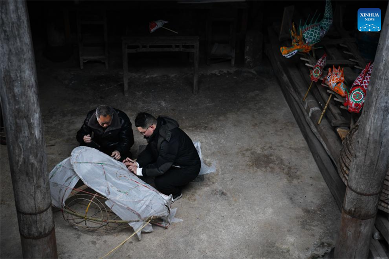 Anhui : histoire en photos d'un héritier du savoir-faire de la fabrication de lanternes en forme de poisson