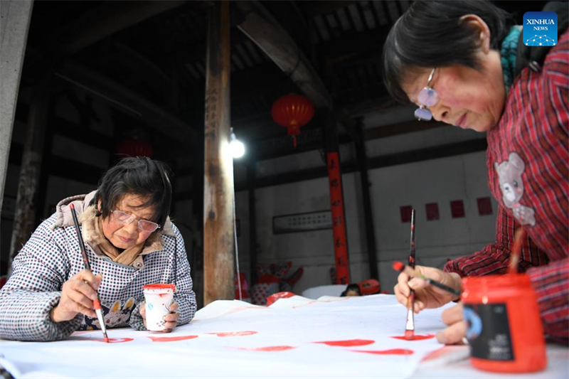 Anhui : histoire en photos d'un héritier du savoir-faire de la fabrication de lanternes en forme de poisson