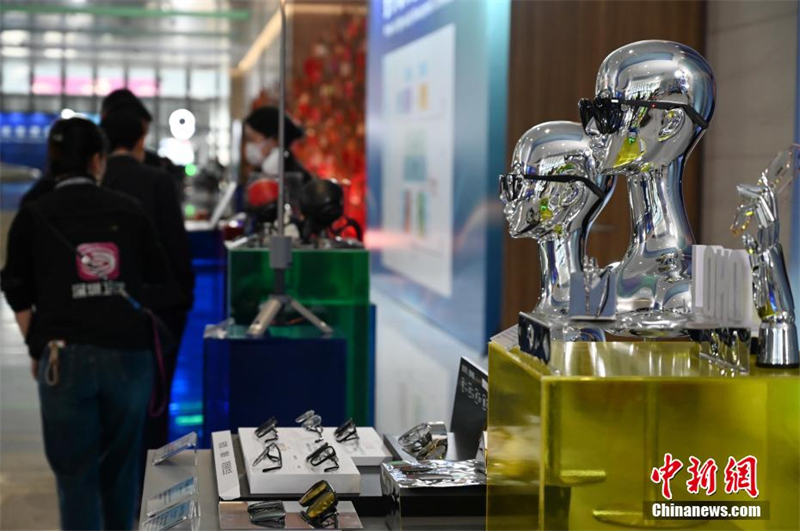 Guangdong : une exposition des réalisations en matière de développement intégré des sciences et technologies industrielles riche en« sens technologique » organisée à Shenzhen
