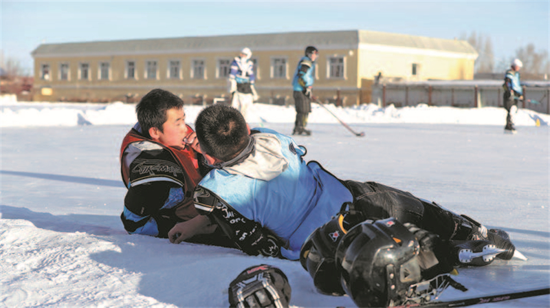 Xinjiang : à Urumqi, un collège développe une culture des sports de glace et de neige