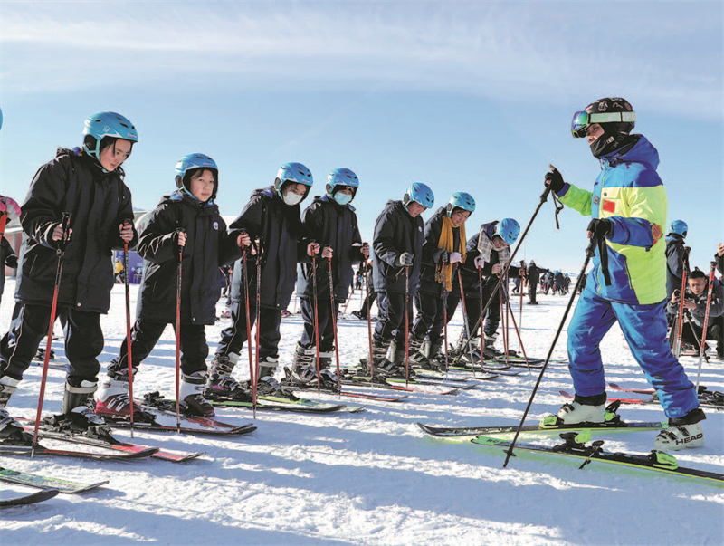 Xinjiang : à Urumqi, un collège développe une culture des sports de glace et de neige