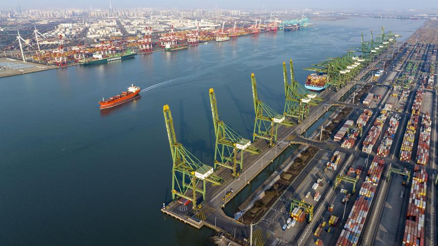Photo prise par un drone d'un cargo naviguant dans le canal principal du port de Tianjin, dans le nord de la Chine, le 2 février 2024. Le port de Tianjin, situé sur la côte de la mer de Bohai, est un point d'expédition majeur dans le nord de la Chine. (Photo : Zhao Zishuo)