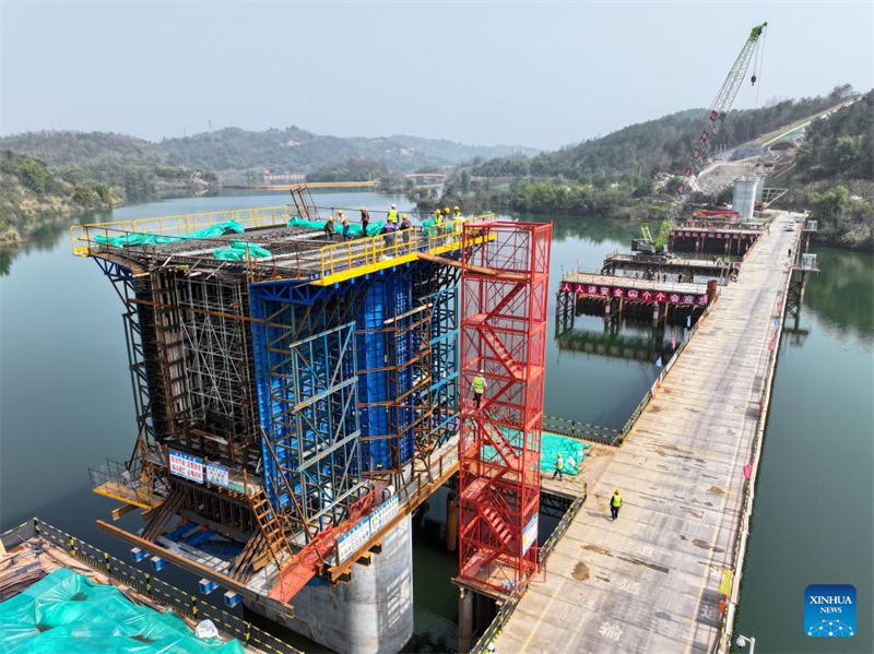 La ligne médiane du chemin de fer à grande vitesse Chengdu-Chongqing en construction