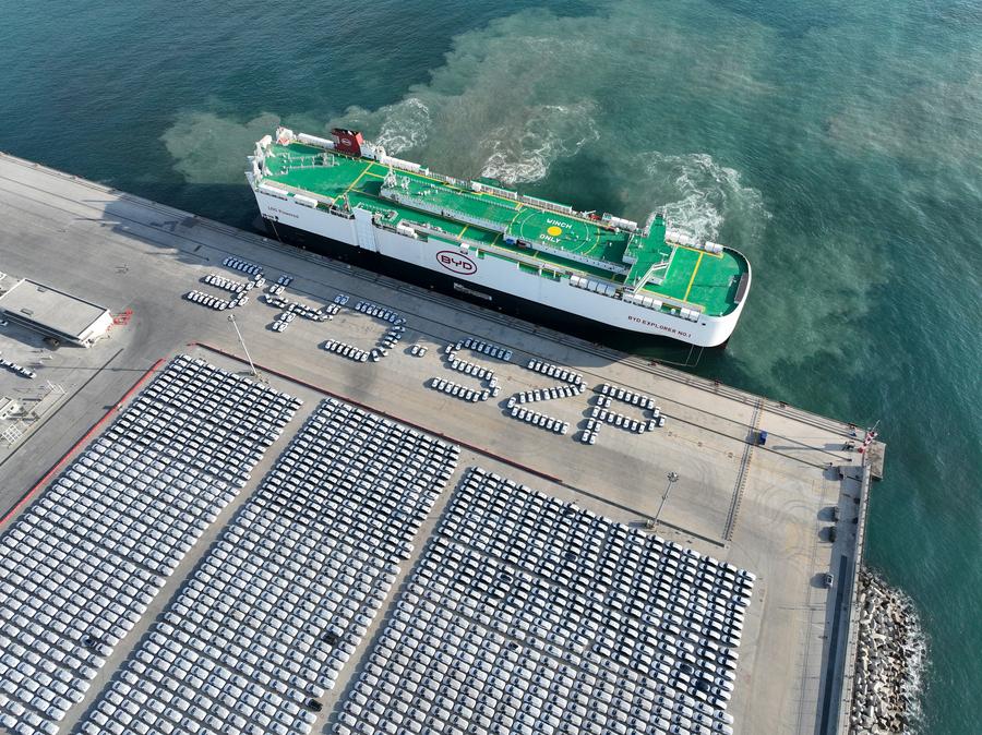 Le navire porte-véhicules "BYD EXPLORER NO.1" arrive au port logistique international de Xiaomo à Shenzhen, dans la province du Guangdong (sud de la Chine), le 14 janvier 2024.  Il s