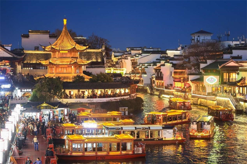 Des touristes prennent un bateau de croisière pour admirer les lanternes sur le site touristique du temple de Confucius à Nanjing, capitale de la province du Jiangsu (est de la Chine), le 14 février 2024. (Su Yang / Pic.People.com.cn)