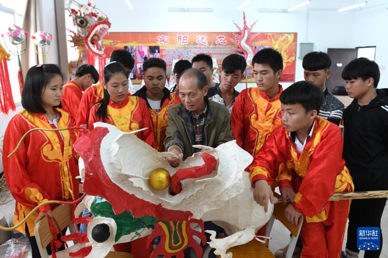 Guangxi : La Danse du Dragon, depuis mille ans - Transmission et développement de la culture du Paolong