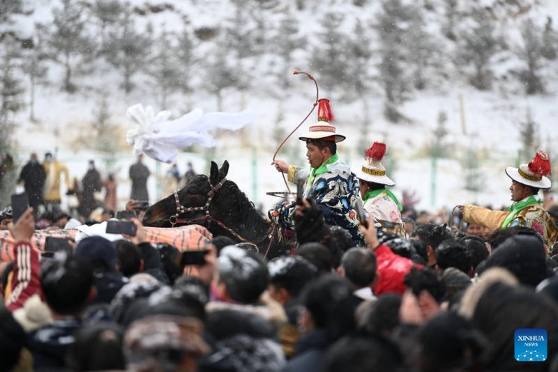 Gansu : une cérémonie du « soleil du Bouddha » au monastère Labrang