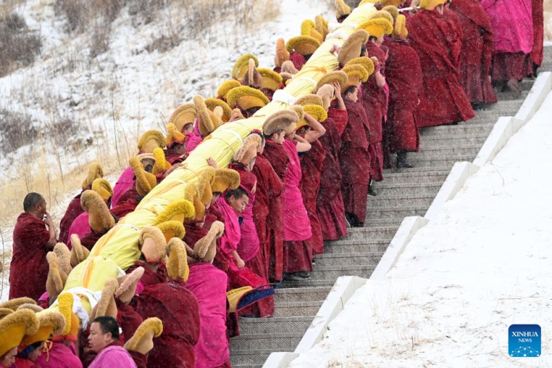 Gansu : une cérémonie du « soleil du Bouddha » au monastère Labrang