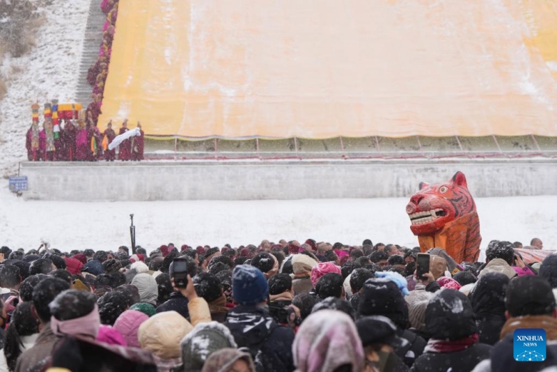 Gansu : une cérémonie du « soleil du Bouddha » au monastère Labrang