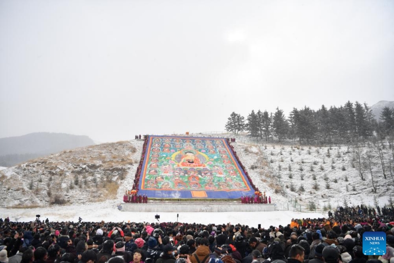 Gansu : une cérémonie du « soleil du Bouddha » au monastère Labrang