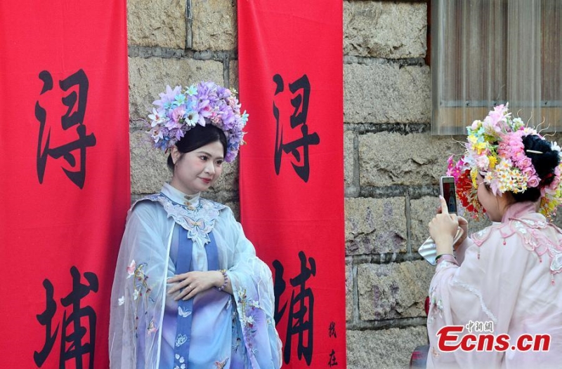 Les couronnes de fleurs de Xunpu connaissent un succès fulgurant