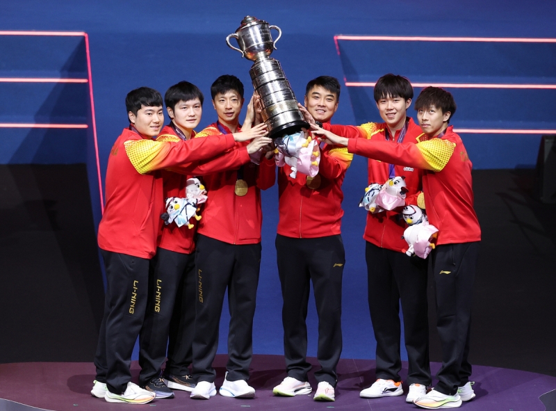 Les membres de l'équipe masculine chinoise de tennis de table soulèvent le trophée lors de la finale des Championnats du monde de tennis de table par équipes à Busan, en Corée du Sud. (Photo / Xinhua).