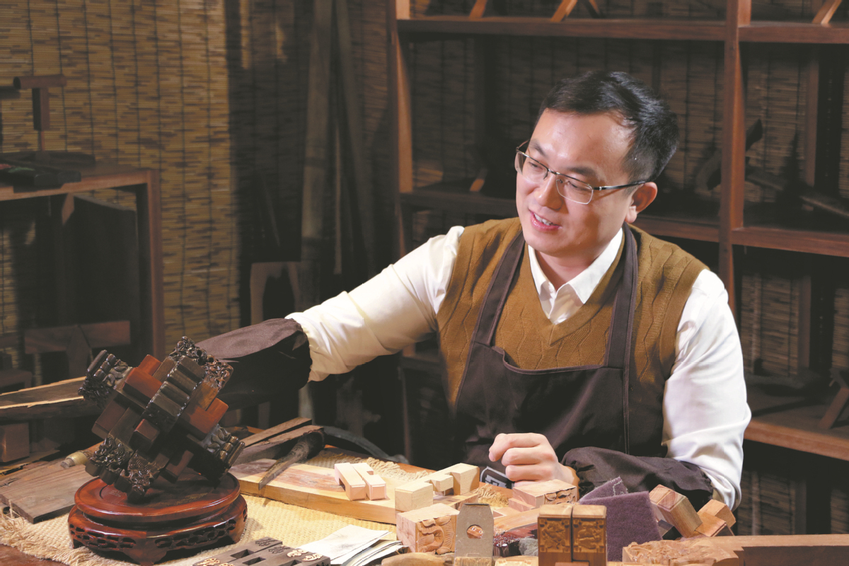 Li Hao travaille dans son atelier de verrous Luban à Tengzhou, dans la province du Shandong (est de la Chine). (Photo / China Daily)