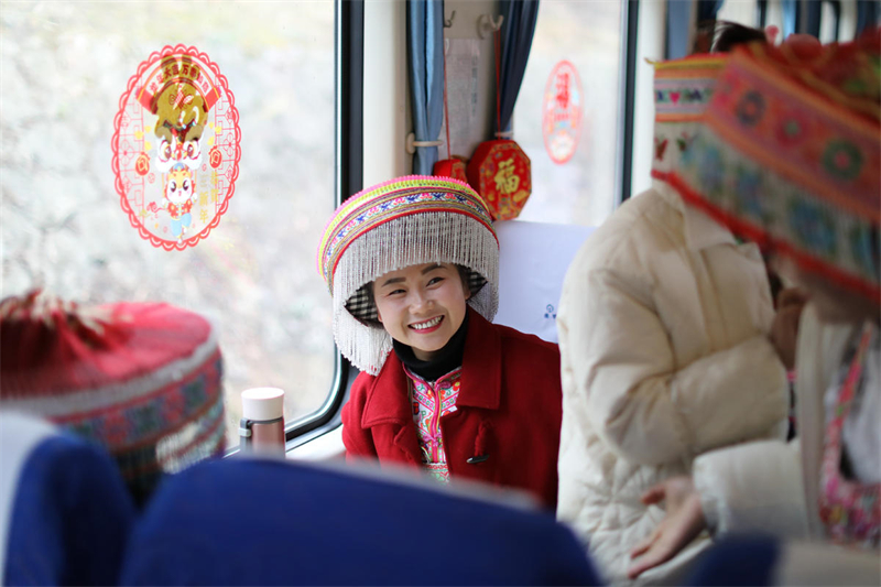 Chongqing : le « train lent » des montagnes élargit la voie de la prospérité