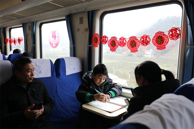 Chongqing : le « train lent » des montagnes élargit la voie de la prospérité