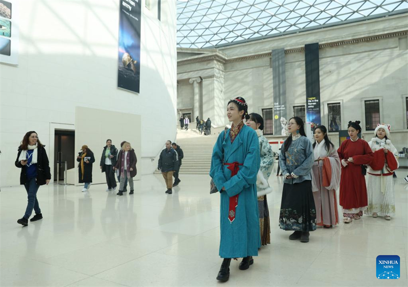 Des amatrices de hanfu montrent le charme de la culture traditionnelle chinoise à Londres