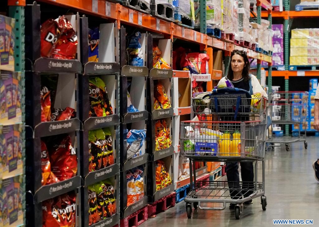 Une cliente sélectionne des produits dans un supermarché à Foster City, en Californie, aux Etats-Unis, le 28 février 2024. La croissance réelle du produit intérieur brut (PIB) des Etats-Unis au quatrième trimestre de 2023 a été légèrement révisée à la baisse, atteignant un taux annuel de 3,2% dans la deuxième estimation, a annoncé mercredi le département du Commerce. (Xinhua/Li Jianguo)