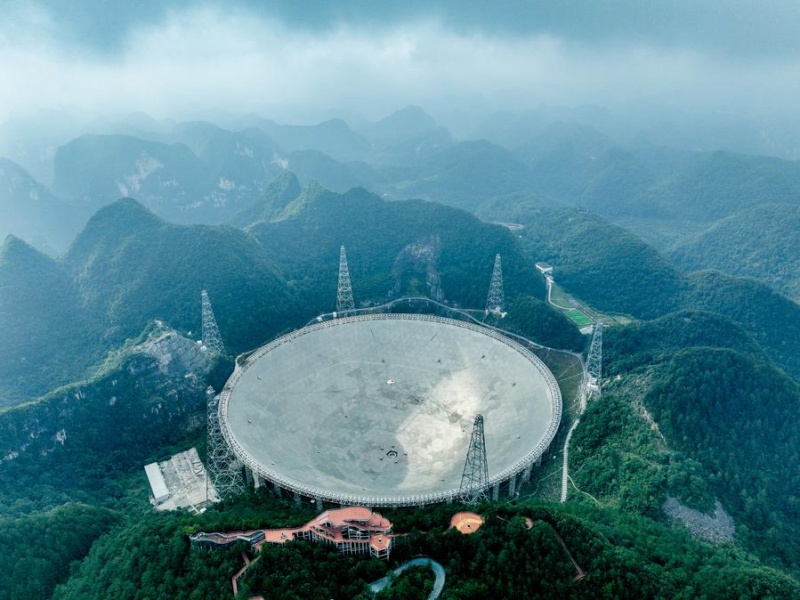 Panorama du radiotélescope sphérique de cinq cents mètres d'ouverture (Five-hundred-meter Aperture Spherical Radio Telescope, FAST) de la Chine, dans la province chinoise du Guizhou (sud-ouest), le 26 juillet 2023. (Photo : Ou Dongqu)