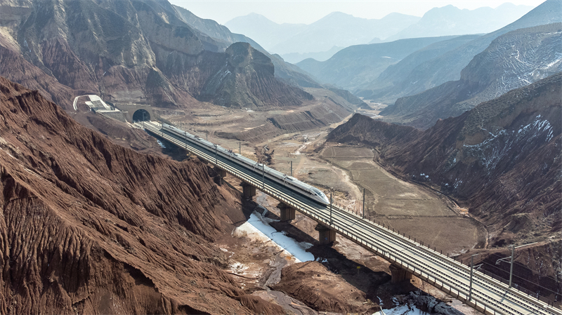 Venez admirer la beauté du relief Danxia à bord d'un train à grande vitesse