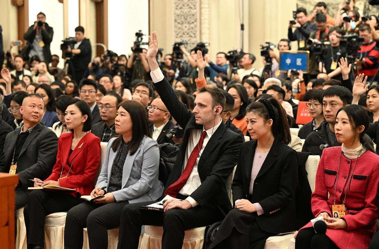 Des journalistes chinois et étrangers lèvent la main pour poser des questions lors d'une conférence de presse de la deuxième session du 14e Comité national de la Conférence consultative politique du peuple chinois, le 3 mars 2024. (Lei Sheng / Le Quotidien du Peuple)