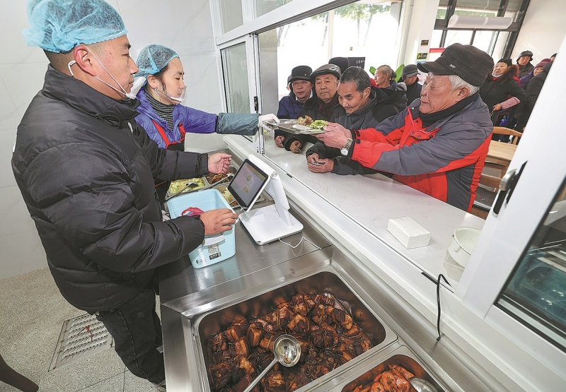 Des personnes âgées paient leur repas dans une cantine communautaire à Jiaxing, dans la province du Zhejiang (est de la Chine). (Xu Yu / Xinhua)